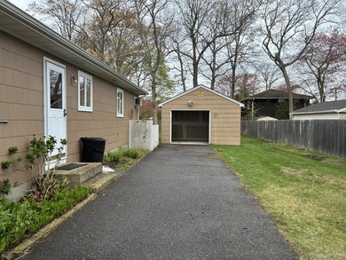 South of Montauk This charming, cozy home offers comfort, style - photo 22