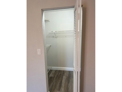 Welcome to this stunning and spacious 3-bedroom, 2.5-bathroom - photo 24