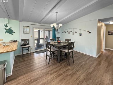 Charming, very well maintained 1,404 sq.ft. 3 Bed, 2 Bath home - photo 6