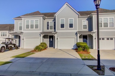 Gorgeous townhome on private pond lot less then 10 minutes to - photo 2