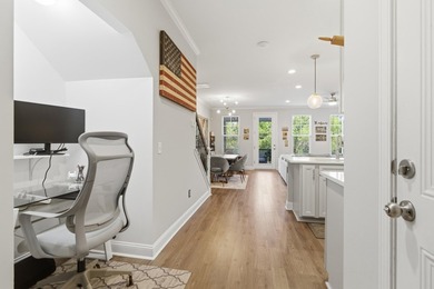 Gorgeous townhome on private pond lot less then 10 minutes to - photo 9