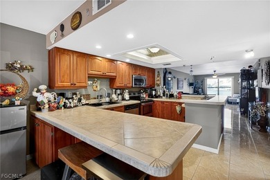 Gulf access condo. Ground floor unit, screened lanai with lake - photo 2