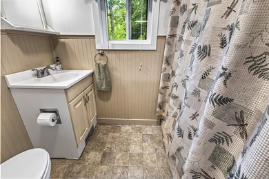 This beautifully maintained 3-bedroom, 2-full-bathroom home - photo 18