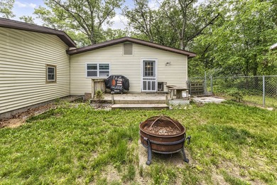 This beautifully maintained 3-bedroom, 2-full-bathroom home - photo 22