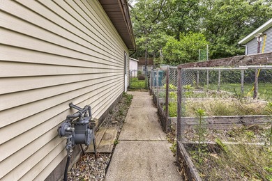 This beautifully maintained 3-bedroom, 2-full-bathroom home - photo 25