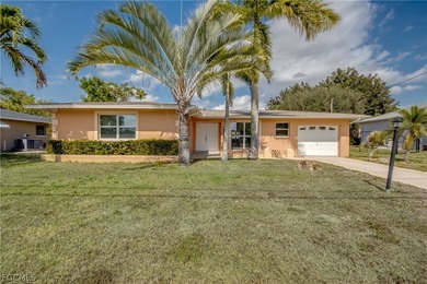 Welcome to the highly desirable SE Country Club area! Situated - photo 1