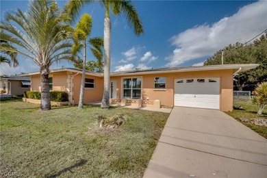Welcome to the highly desirable SE Country Club area! Situated - photo 2