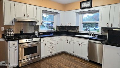 Fabulous Brick Ranch w/ HUGE FINISHED BASEMENT & Over 2400 Sq Ft - photo 33