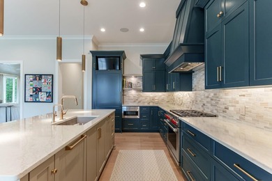 STUNNING LAKE HOME, NEWER CONSTRUCTION, OFFERED FURNISHED AND - photo 18