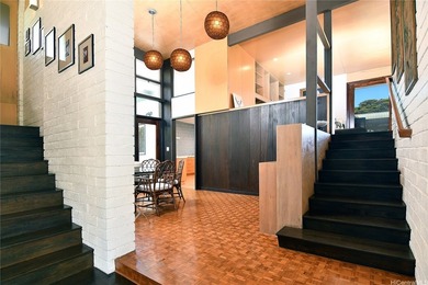 Get ready to find your dream home with this stunning Mid Century - photo 4