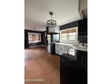 Adorable 2 bedroom 1 bath Cottage overlooking Upper Greenwood - photo 2
