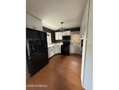 Adorable 2 bedroom 1 bath Cottage overlooking Upper Greenwood - photo 3
