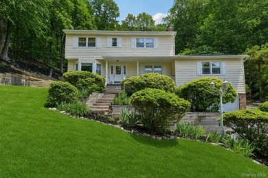 Nestled on a beautifully landscaped cul-de-sac, this - photo 1