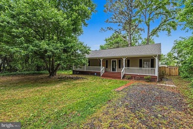 HOT NEW LISTING! Nothing left to do but move your belongings in - photo 3