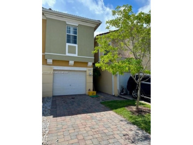 Lake Townhome/Townhouse Sale Pending in West Palm Beach, Florida