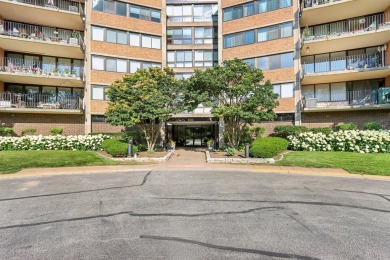 Lake Home For Sale in Schaumburg, Illinois