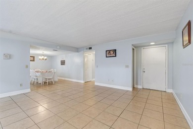 This beautifully maintained 2-bedroom, 2-bathroom first-floor - photo 8