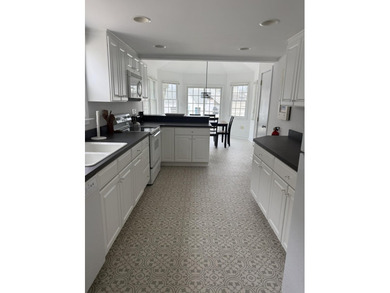 Welcome to 154 98th St. in Stone Harbor! This charming vintage - photo 11