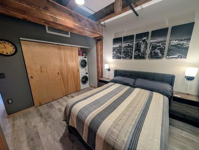 This beautifully maintained, open-concept condo/loft at River - photo 20