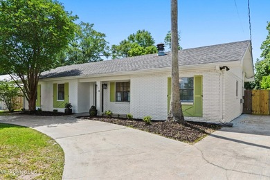 This charming cottage in Bay St. Louis is delightful. With its - photo 1
