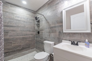 Charming Fully Remodeled Tiny Home Near the Water! This adorable - photo 13