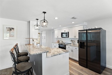Adorable, completely remodeled 2-bedroom, 2-bath bungalow - photo 8
