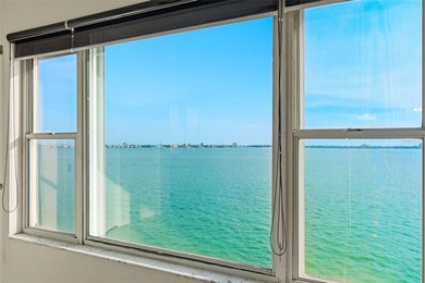 Very rare and highly sought after 3 bedroom, 2 1/2 bath - photo 3