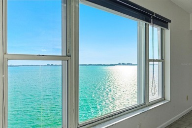 Very rare and highly sought after 3 bedroom, 2 1/2 bath - photo 4