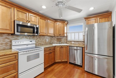 Very rare and highly sought after 3 bedroom, 2 1/2 bath - photo 5