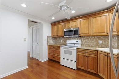 Very rare and highly sought after 3 bedroom, 2 1/2 bath - photo 6