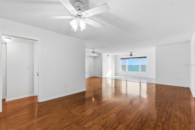 Very rare and highly sought after 3 bedroom, 2 1/2 bath - photo 7