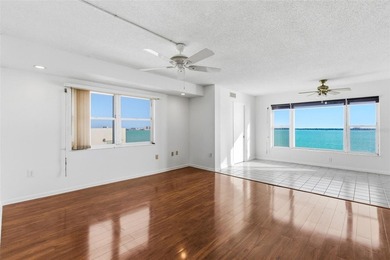 Very rare and highly sought after 3 bedroom, 2 1/2 bath - photo 8