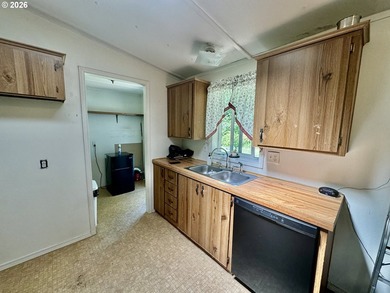 Welcome home to this 3 bedroom, 2 bathroom double-wide - photo 8