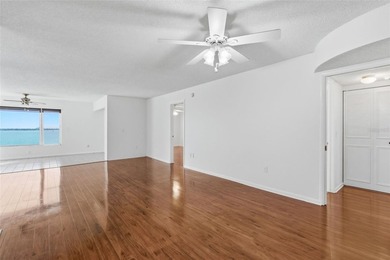 Very rare and highly sought after 3 bedroom, 2 1/2 bath - photo 9