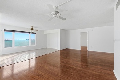 Very rare and highly sought after 3 bedroom, 2 1/2 bath - photo 10