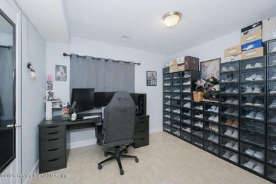 Beautifully maintained 4 bedroom, 4 bath townhome located in the - photo 21