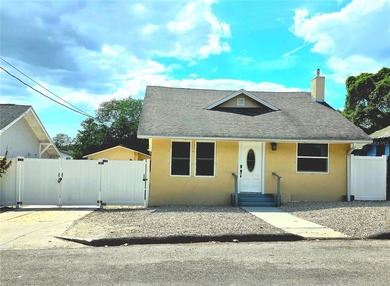 This meticulously renovated property features a new, detached - photo 1