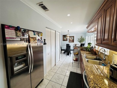 Welcome to this beautiful townhouse with 3 bedrooms and 2 - photo 8
