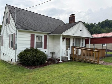 Charming updated traditional style home conveniently located in - photo 1