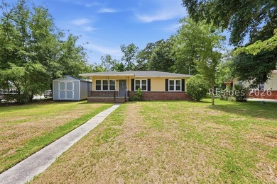This 1,220-square-foot home in Beaufort offers a rare - photo 1