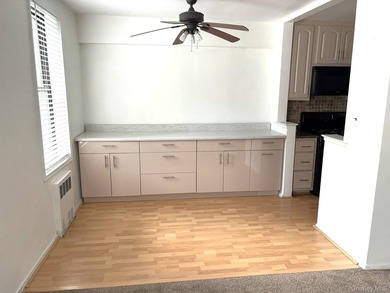 Welcome to The Douglaston Townhouse! This renovated and updated - photo 5