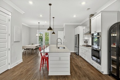 Luxury meets convenience in the sought-after marsh front - photo 1