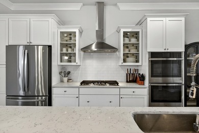Luxury meets convenience in the sought-after marsh front - photo 2