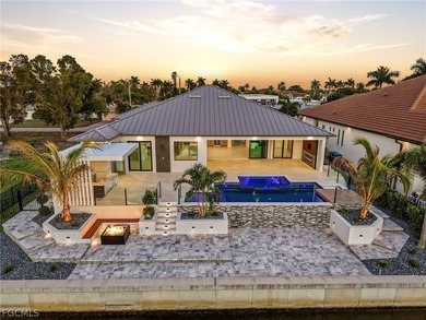 This stunning contemporary waterfront residence in Cape Coral - photo 2