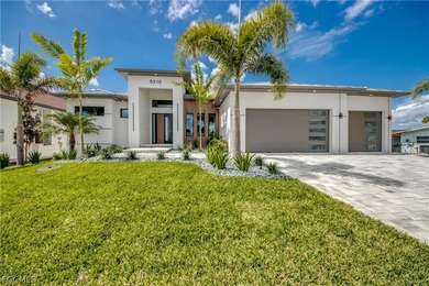 This stunning contemporary waterfront residence in Cape Coral - photo 5