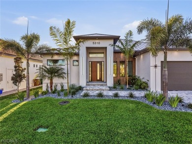 This stunning contemporary waterfront residence in Cape Coral - photo 6