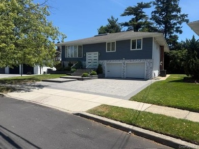 New to the market! Magnificent 6-bedroom, 3-full-bath home - photo 3