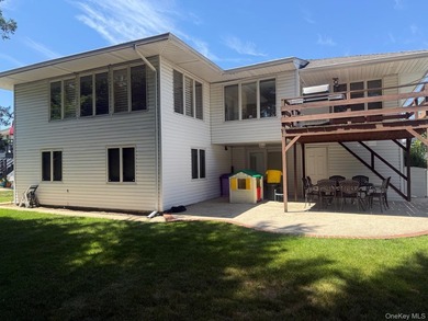 New to the market! Magnificent 6-bedroom, 3-full-bath home - photo 6