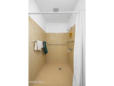 House has a seperate building at the back of the property that