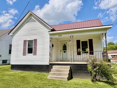Charming 2 bedroom, 1 bathroom home conveniently located near - photo 2